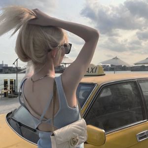 美女扒开内裤露黑毛无遮挡
